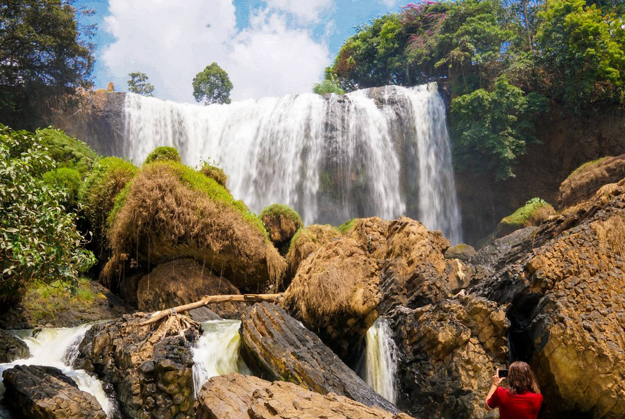  Tên thác Voi gắn liền với câu chuyện tình buồn. Theo truyền thuyết, vị tù trưởng vùng này có cô con gái mỹ miều. Nàng đem lòng yêu con trai tù trưởng làng bên. Họ trao lời hẹn ước song chàng trai phải đi đánh giặc và tử trận. Cô gái đến ngọn núi nơi họ hẹn ước cất tiếng hát sầu thảm. Nàng hát mãi đến khi không gượng dậy được nữa. Đàn voi nghe nàng hát bấy lâu cũng hóa đá. Bỗng có tiếng nổ lớn khiến ngọn núi gãy ngang và một dòng nước xiết đột ngột tuôn chảy, tung bọt trắng xóa.