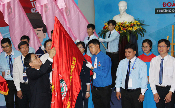 Đoàn Trường đại học Khoa học tự nhiên (Đại học Quốc gia TP.HCM) đón nhận Huân chương Lao động hạng Nhì do Chủ tịch nước trao cho thành quả xuất sắc nhiều năm liền trong hoạt động Đoàn - Ảnh: Q.L.  Đoàn Trường đại học Khoa học tự nhiên (Đại học Quốc gia TP.HCM) đón nhận Huân chương Lao động hạng Nhì do Chủ tịch nước trao cho thành quả xuất sắc nhiều năm liền trong hoạt động Đoàn - Ảnh: Q.L.
