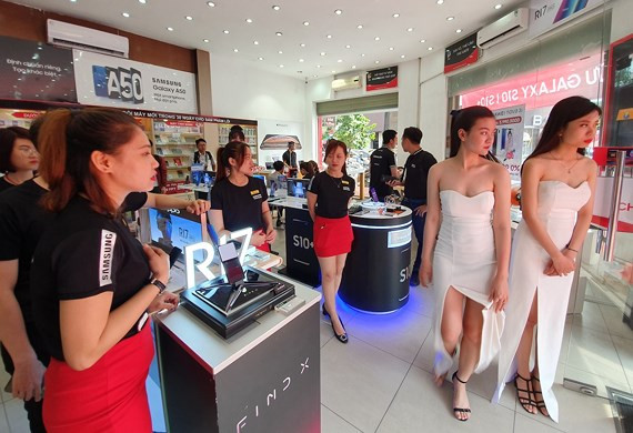  Từ sáng sớm, FPT Shop đã mở cửa giao máy cho khách