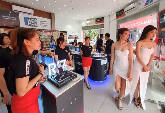  Từ sáng sớm, FPT Shop đã mở cửa giao máy cho khách
