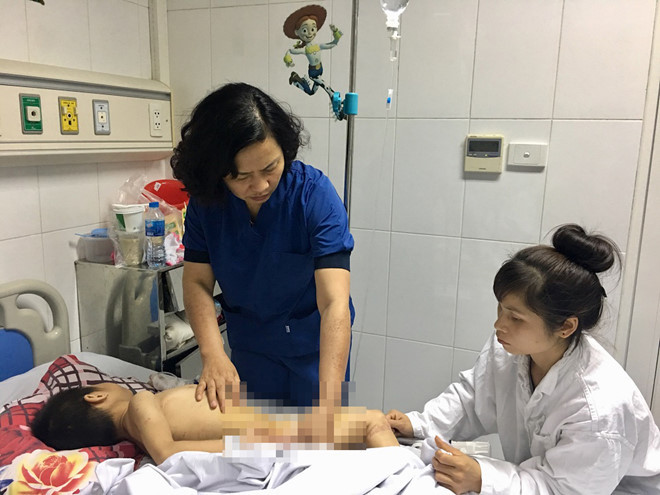 TS Hoa đang kiểm tra sức khỏe cho bệnh nhân sau phẫu thuật. Ảnh: BVCC.
