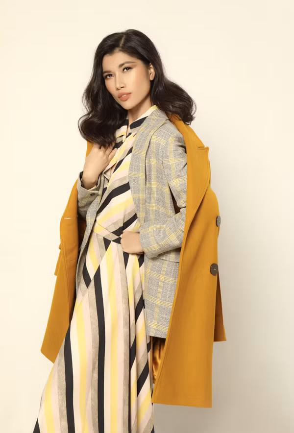  Nữ người mẫu khéo léo kết hợp họa tiết kẻ sọc và kẻ ô trên cùng một set đồ, đồng thời mix layer để mang tới nét khác biệt cho phong cách.