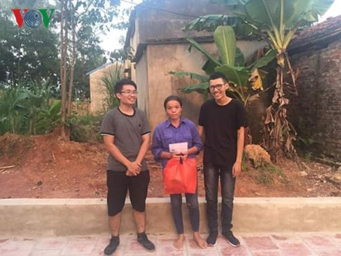 Hoàng Quý Bình vận động 2 em nhỏ ở Sóc Sơn xuống Hà Nội đi học tại Làng trẻ em SOS. Hoàng Quý Bình vận động 2 em nhỏ ở Sóc Sơn xuống Hà Nội đi học tại Làng trẻ em SOS.