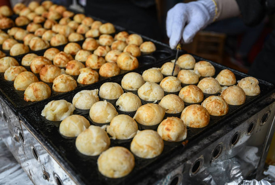 Bánh Takoyaki nhân bạch tuộc tại khu ẩm thực (Cung thiếu nhi Hà Nội), nằm cạnh vườn hoa Lý Thái Tổ cũng là địa điểm được nhiều khách quan tâm khi đến sự kiện. Ngoài điểm nhấn là những bông hoa anh đào, lễ hội còn có nhiều hoạt động khác nhằm thúc đẩy giao lưu hai nước như văn hóa trà đạo, cắm hoa của Nhật và biểu diễn ca trù, múa bồng của Việt Nam.