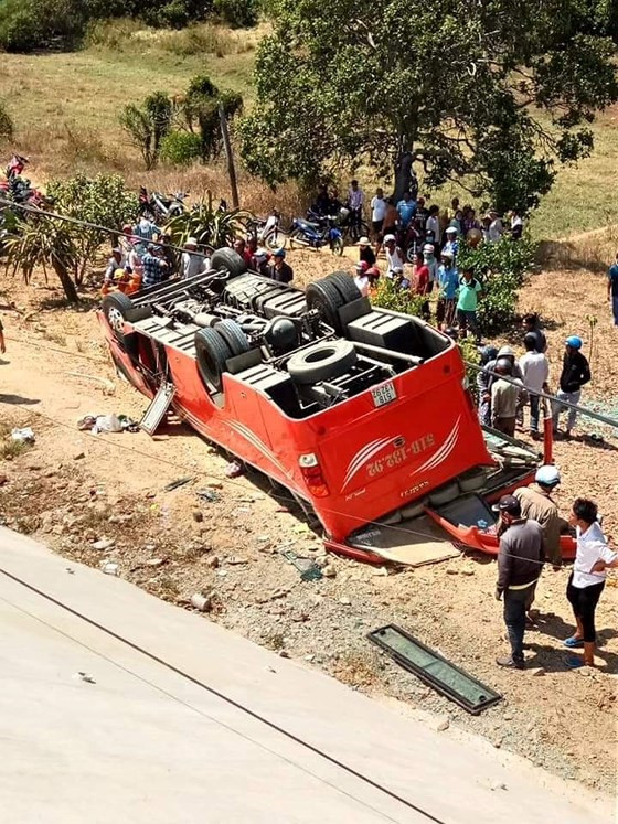 Chiếc xe khách rơi xuống vực sâu rồi nằm lật ngửa