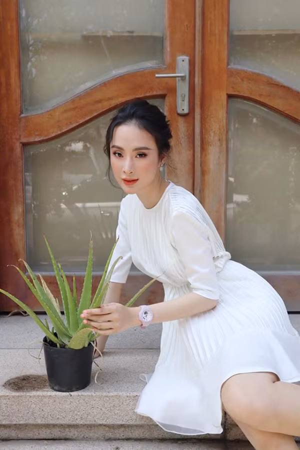 Angela Phương Trinh nhẹ nhàng với đầm xòe, nhấn eo nhẹ nhàng. Chất liệu chiffon lụa được xử lý xếp ly để tăng phần nữ tính cho trang phục.