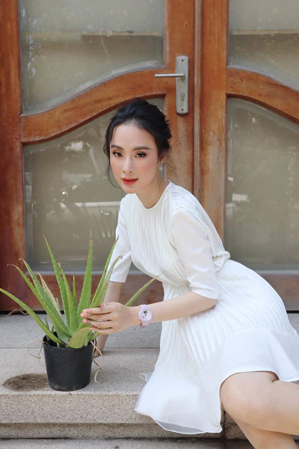 Angela Phương Trinh nhẹ nhàng với đầm xòe, nhấn eo nhẹ nhàng. Chất liệu chiffon lụa được xử lý xếp ly để tăng phần nữ tính cho trang phục.