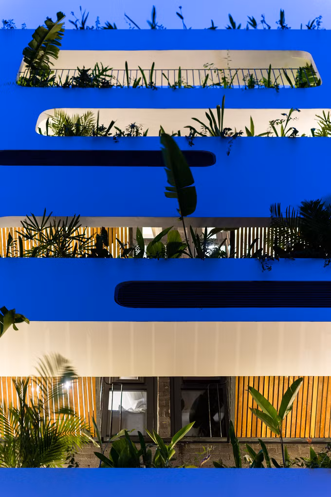 Hệ thống cây xanh trồng phía mặt tiền mục đích tạo thẩm mỹ còn giúp lọc ánh sáng và khói bụi, ngăn nắng nóng chiếu vào trong. Hệ thống cây xanh trồng phía mặt tiền mục đích tạo thẩm mỹ còn giúp lọc ánh sáng và khói bụi, ngăn nắng nóng chiếu vào trong.