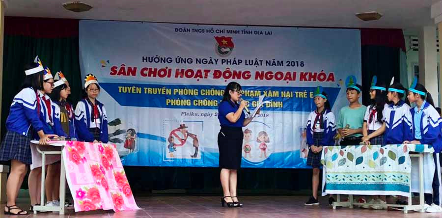  Đội tuyên truyền măng non Trường THCS Trưng Vương (TP. Pleiku) tham gia hoạt động ngoại khóa. Ảnh: T.B