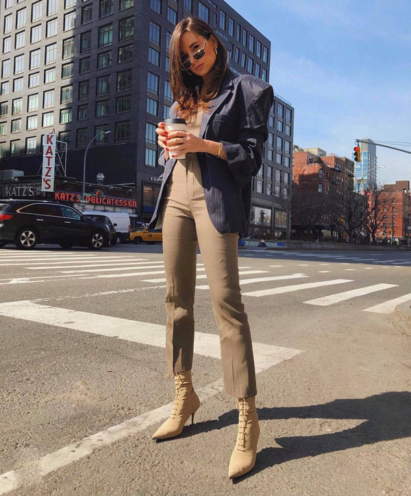 Blazer vai ngang hay các kiểu tạo khối cầu vai to hơn mức bình thường là trang phục dành cho nàng dáng mảnh, chiều cao lý tưởng. Blazer vai ngang hay các kiểu tạo khối cầu vai to hơn mức bình thường là trang phục dành cho nàng dáng mảnh, chiều cao lý tưởng.