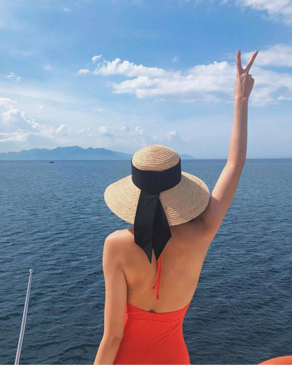  Trong chuyến du lịch biển, Tăng Thanh Hà cũng chọn mũ nan để chống nắng và tạo điểm nhấn cho phong cách thời trang của mình.