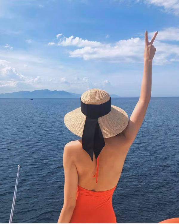  Trong chuyến du lịch biển, Tăng Thanh Hà cũng chọn mũ nan để chống nắng và tạo điểm nhấn cho phong cách thời trang của mình.