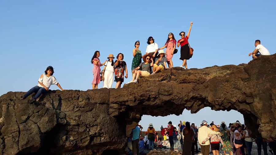 Cổng Tò Vò-một điểm đến được du khách yêu thích khi tới Lý Sơn. Ảnh: Đ.T