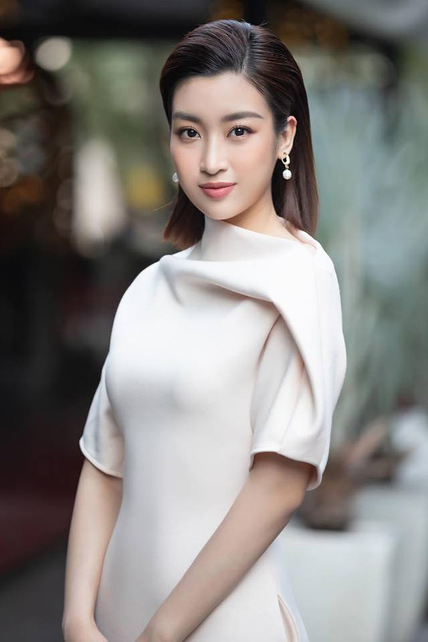 Hoa tai ngọc trai là sản phẩm được nhiều người Việt lăng xê ở mùa này. Đỗ Mỹ Linh chọn khá nhiều kiểu phụ kiện sang trọng để giúp hình ảnh của mình thêm cuốn hút.