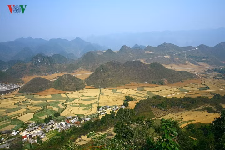  Có núi đá chiếm tới 70% diện tích tự nhiên, 30% còn lại là đất... lẫn đá, cao nguyên Đồng Văn (tỉnh Hà Giang) có lẽ đặc biệt nhất trong các di sản được UNESCO công nhận ở nước ta. 