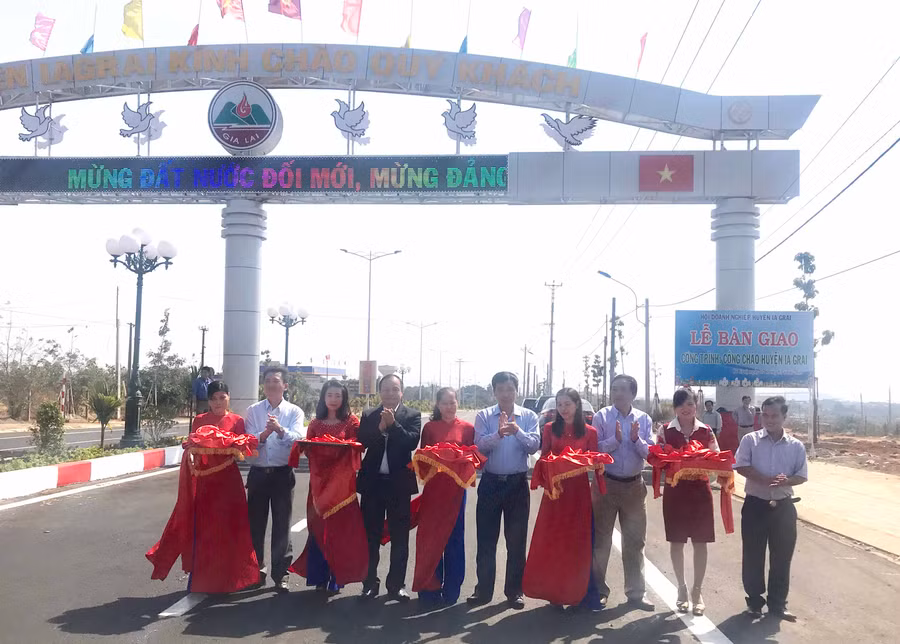 Cắt băng khánh thành công trình Cổng chào huyện Ia Grai. Ảnh: Hà Duy