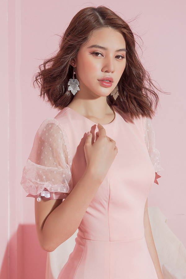 Chất liệu vải xuyên thấu được chọn lựa và sử dụng một cách khéo léo để tạo sự nhấn nhá nhẹ nhàng cho từng bộ cánh.