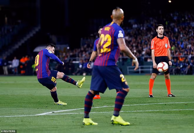 Messi sớm đưa Barca vượt lên dẫn trước nhờ pha đá phạt hàng rào đẳng cấp. 