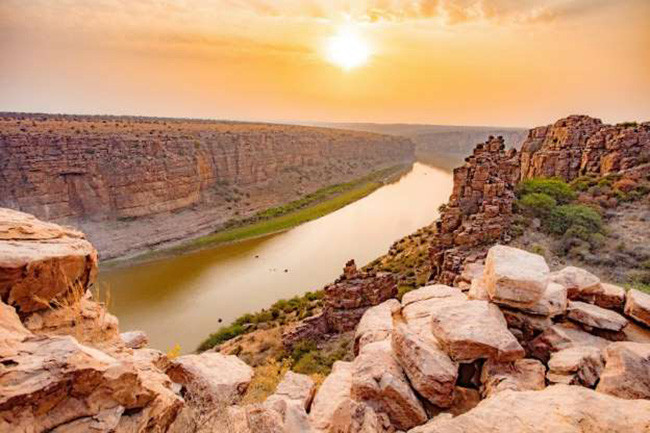 Một ngôi làng nhỏ ở Andhra Pradesh, Gandikota còn được gọi là Grand Canyon ẩn của Ấn Độ. Một hẻm núi lộng lẫy được hình thành bởi dòng sông Pennar cắt qua những ngọn đồi Erramala, khiến nó trở thành một cảnh tượng đáng chú ý. 