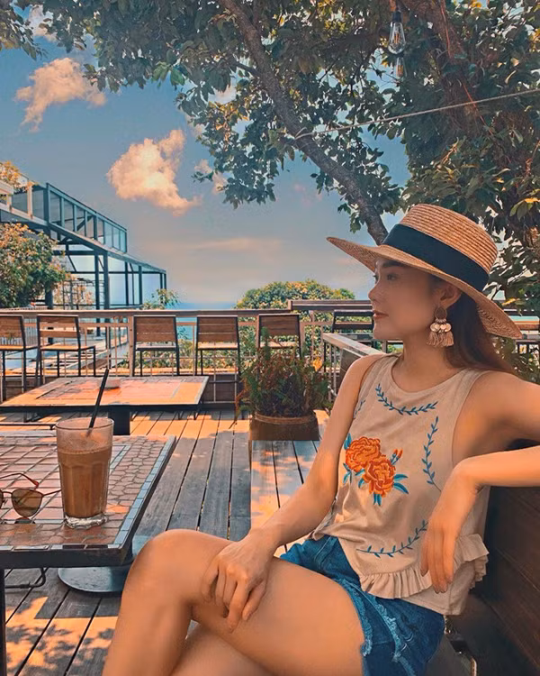 Xuất hiện giữa không gian đầy nắng và gió của miền biển, ca sĩ Minh Hằng cũng không quên chọn mũ nan - mẫu phụ kiện được loạt mỹ nhân Việt lăng xê nhiệt tình.