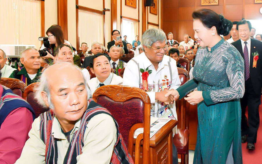 Đồng chí Nguyễn Thị Kim Ngân-Ủy viên Bộ Chính trị, Chủ tịch Quốc hội trò chuyện với các già làng. Ảnh: Đức Thụy