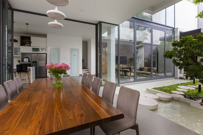 Dù vậy, bàn ăn ngoài hiên vẫn là không gian yêu thích nhất của gia chủ, mọi sinh hoạt dường như đều tập trung ở đây. Không gian này dù không có máy lạnh, không có tường bao che nhưng vẫn "mát rười rượi giữa trưa hè nắng nóng" như lời nhận xét của chủ nhà.  Dù vậy, bàn ăn ngoài hiên vẫn là không gian yêu thích nhất của gia chủ, mọi sinh hoạt dường như đều tập trung ở đây. Không gian này dù không có máy lạnh, không có tường bao che nhưng vẫn