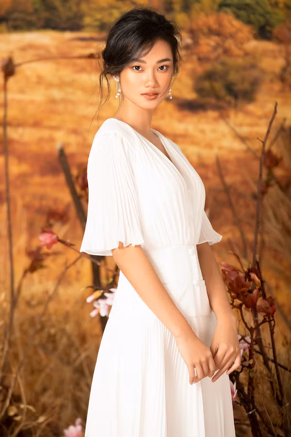 Hầu hết các trang phục tập trung ở kiểu váy xoè đơn giản, điểm nhấn là ở phần cổ và tay áo được cách điệu mang đến vẻ đẹp hiện đại cho người mặc.