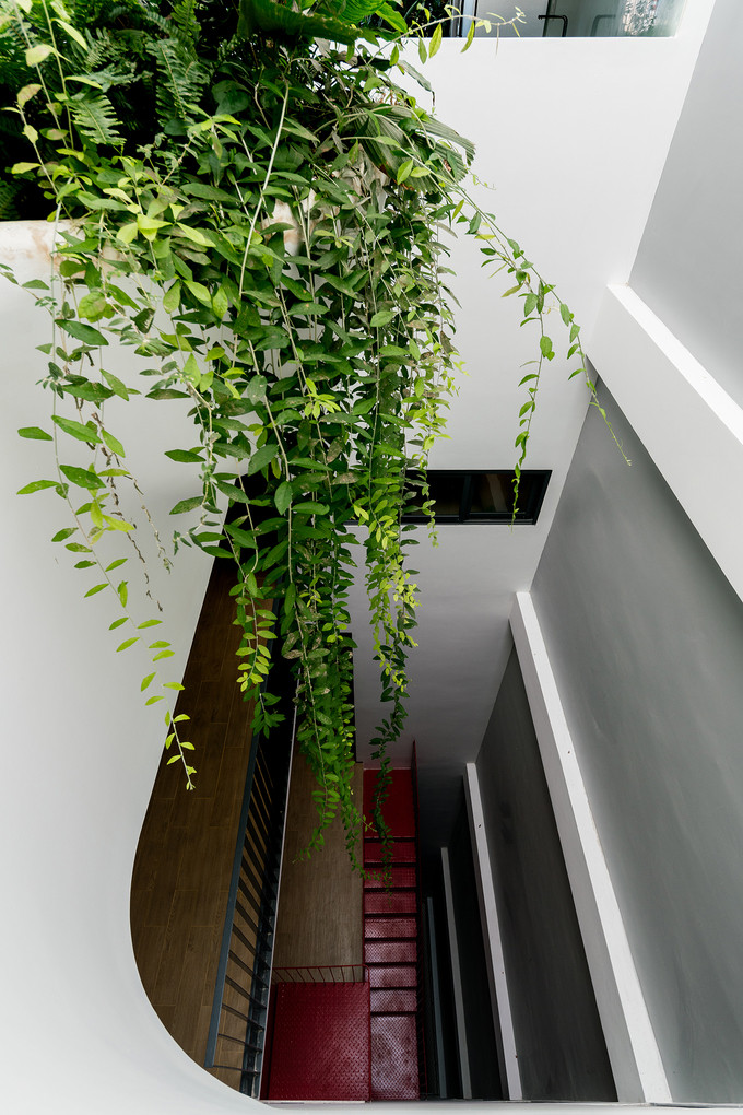  Tất cả không gian được gắn kết bằng lõi thang máy và thang bộ tại vị trí trung tâm công trình, kết hợp giếng trời 10m2 thông gió lấy sáng trên cao. Ở khu vực giếng trời có các thang sắt kết nối các căn lệch tầng và kết thúc bằng một bồn cây treo ở penhouse tạo điểm nhấn.