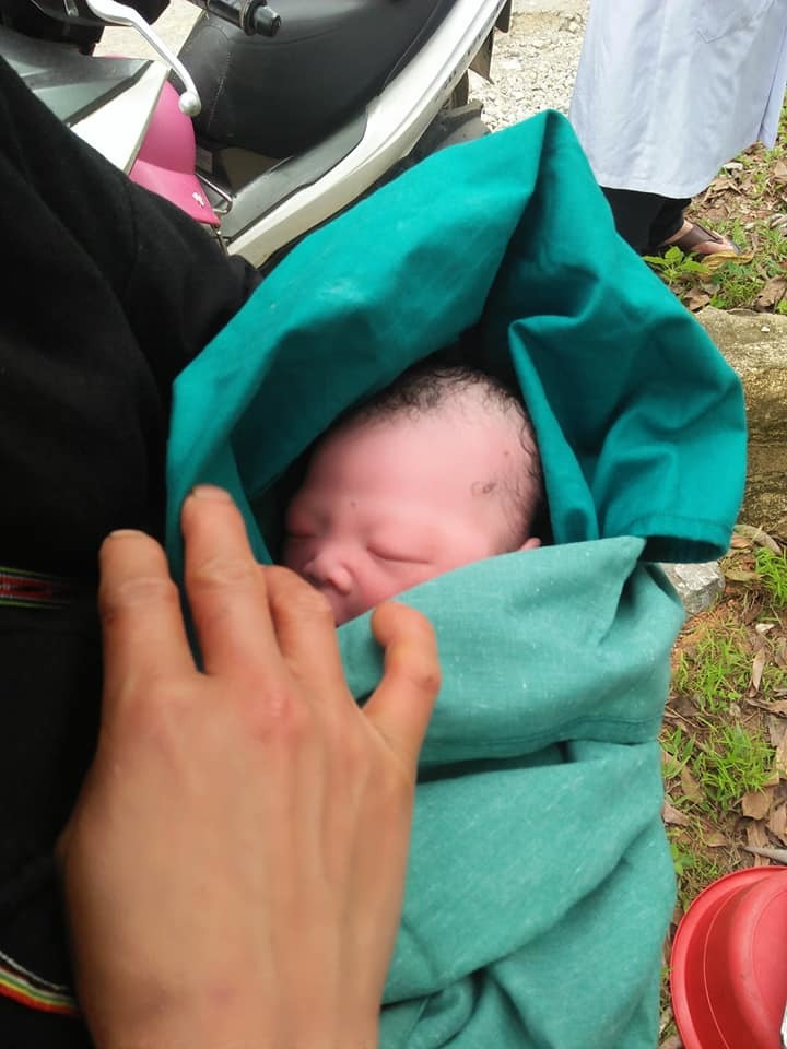 Bé gái khỏe mạnh, bú tốt và đang được chăm sóc tại BV Bé gái khỏe mạnh, bú tốt và đang được chăm sóc tại BV