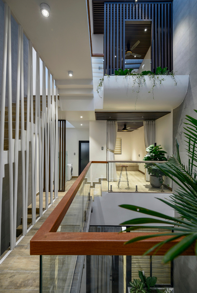 Ngôi nhà hạn chế tối đa việc xây tường, thay vào đó là hệ thống vách kính, rèm... để từ không gian giao thoa, người vợ hay người chồng đều có thể dễ dàng nhìn thấy nửa kia và con của mình đang làm gì. Ngôi nhà hạn chế tối đa việc xây tường, thay vào đó là hệ thống vách kính, rèm... để từ không gian giao thoa, người vợ hay người chồng đều có thể dễ dàng nhìn thấy nửa kia và con của mình đang làm gì.