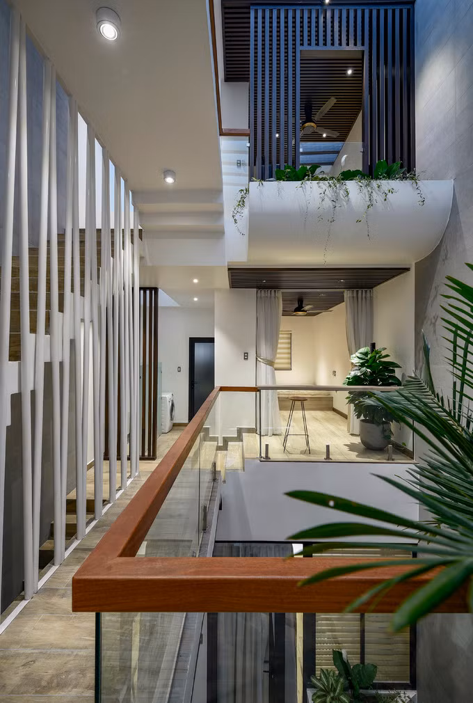  Ngôi nhà hạn chế tối đa việc xây tường, thay vào đó là hệ thống vách kính, rèm... để từ không gian giao thoa, người vợ hay người chồng đều có thể dễ dàng nhìn thấy nửa kia và con của mình đang làm gì.