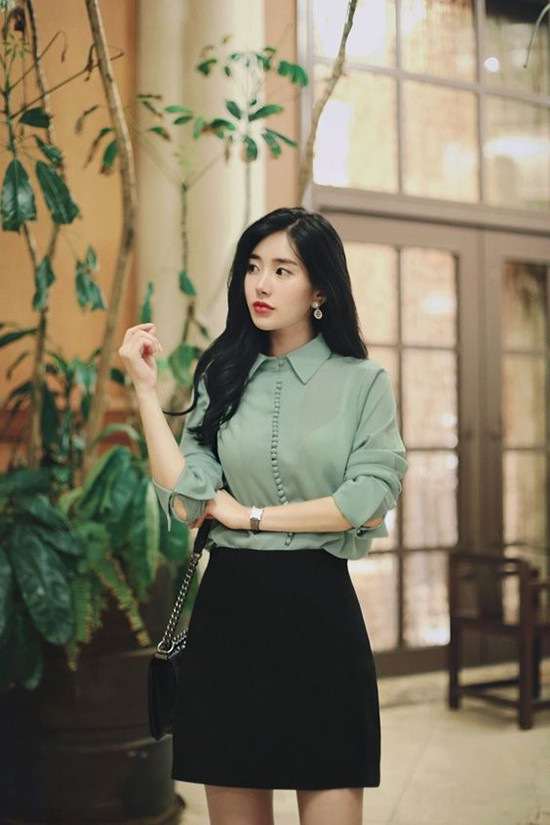 Thay vì các mẫu áo thiết kế trên vải tweed, nỉ, dạ... những chất liệu vải mang lại sự thông thoáng cao thường được ưu tiên ở mùa này. Thay vì các mẫu áo thiết kế trên vải tweed, nỉ, dạ... những chất liệu vải mang lại sự thông thoáng cao thường được ưu tiên ở mùa này.