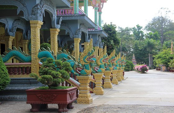  Thần rắn Naga xuất hiện khá nhiều trong các kiến trúc của Phật giáo Nam tông Khmer