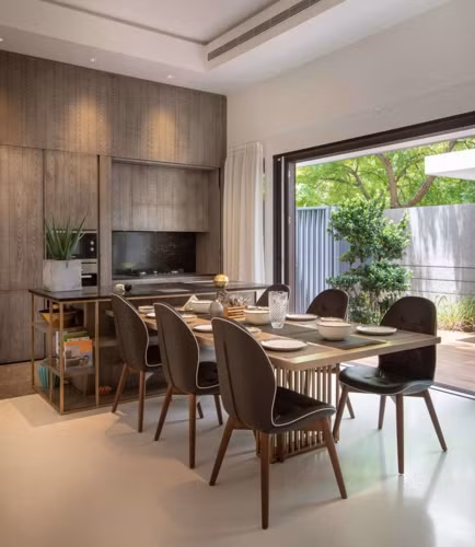 Khu vực ăn uống thiết kế theo phong cách mở, khi dùng bữa các thành viên vẫn có thể ngắm khung cảnh khu vườn bên cạnh. Khu vực ăn uống thiết kế theo phong cách mở, khi dùng bữa các thành viên vẫn có thể ngắm khung cảnh khu vườn bên cạnh.