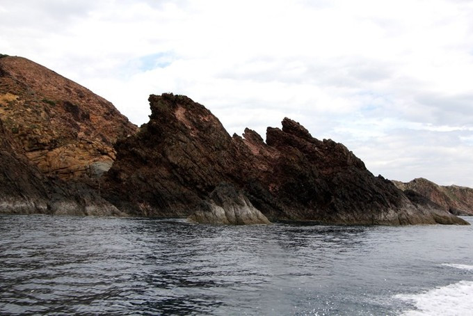 8. Mũi Rồng là điểm đến ít du khách biết ở Bình Định. Tên gọi của nơi đây bắt nguồn từ một dãy đá có hình dáng như một con rồng đang ngủ. Quanh đó là những bãi đá nhỏ với nhiều hình thù lạ mắt. Mũi Rồng cách trung tâm thành phố Quy Nhơn khoảng 70 km về phía bắc. Ảnh: Phong Vũ. 8. Mũi Rồng là điểm đến ít du khách biết ở Bình Định. Tên gọi của nơi đây bắt nguồn từ một dãy đá có hình dáng như một con rồng đang ngủ. Quanh đó là những bãi đá nhỏ với nhiều hình thù lạ mắt. Mũi Rồng cách trung tâm thành phố Quy Nhơn khoảng 70 km về phía bắc. Ảnh: Phong Vũ.