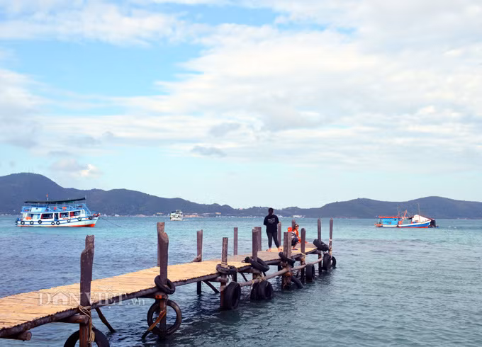  Việc di chuyển giữa các hòn đảo hầu hết bằng tàu