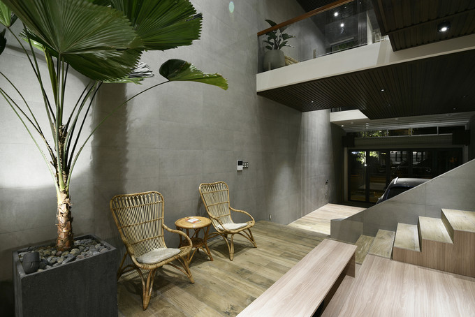 Ngôi nhà dù dạng ống, có gara ô tô đặt ngay tầng trệt nhưng nhìn từ bên ngoài cũng như khi bước vào nhà, người ta không bị cảm giác ngộp, bí. Ngôi nhà dù dạng ống, có gara ô tô đặt ngay tầng trệt nhưng nhìn từ bên ngoài cũng như khi bước vào nhà, người ta không bị cảm giác ngộp, bí.