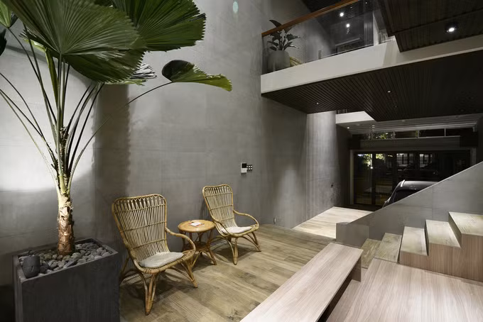 Ngôi nhà dù dạng ống, có gara ô tô đặt ngay tầng trệt nhưng nhìn từ bên ngoài cũng như khi bước vào nhà, người ta không bị cảm giác ngộp, bí.