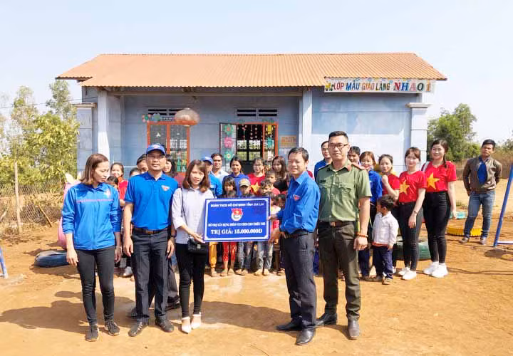 Tỉnh đoàn bàn giao điểm vui chơi cho thiếu nhi tại xã Ia Kênh. Ảnh: Phan Lài