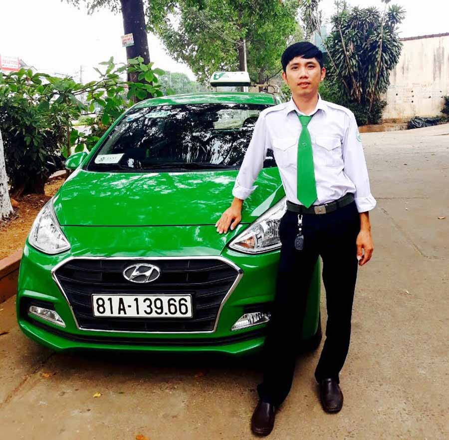 Tài xế Võ Văn Duật bên chiếc xe taxi đã đưa sản phụ Hmunh đến bệnh viện và đỡ đẻ thành công trên xe khi chưa kịp đến bệnh viện. Ảnh: Lê Hòa