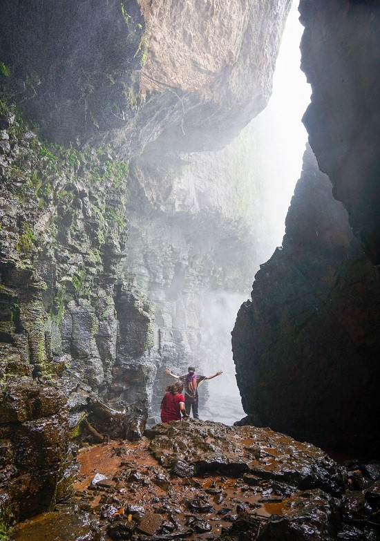  Những tảng đá cao tạo ra tiếng gió thổi vi vút bên cạnh dòng thác ào ào đổ nước. Phía ngoài cùng hang lúc nào cũng trắng xóa vì hơi nước.