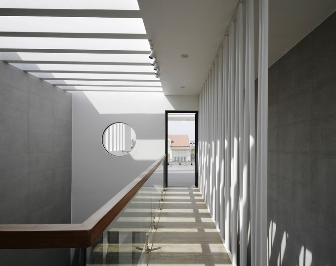 Mái nhà lắp kính góp phần không nhỏ đưa ánh sáng chan hòa khắp ngôi nhà. Mái nhà lắp kính góp phần không nhỏ đưa ánh sáng chan hòa khắp ngôi nhà.