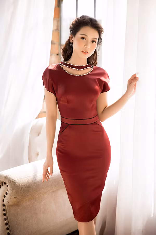 Ở bộ ảnh này, Sam tạo ấn tượng bằng hai phong cách thời trang khác nhau. Những chiếc váy xòe với phần cổ cách điệu trễ vai, cúp ngực hoặc sử dụng họa tiết ren đặc trưng của nam thiết kế tạo nên sự thanh lịch cho diễn viên sinh năm 1990.
