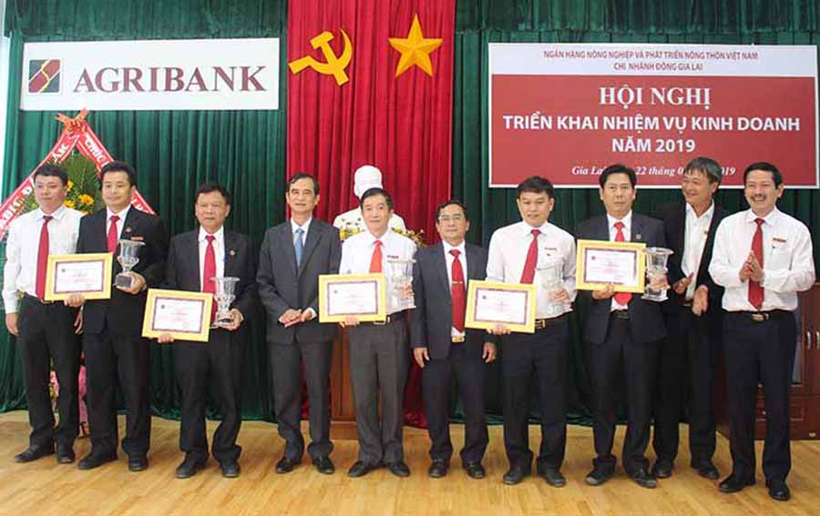 Agribank Đông Gia Lai khen thưởng các đơn vị hoàn thành xuất sắc nhiệm vụ kinh doanh năm 2018. Ảnh: S.C Agribank Đông Gia Lai khen thưởng các đơn vị hoàn thành xuất sắc nhiệm vụ kinh doanh năm 2018. Ảnh: S.C
