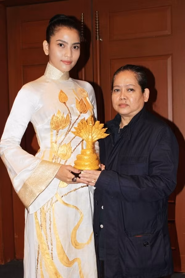 Người mẫu đi công tác cùng mẹ dịp 8/3. Cô kể mẹ đồng hành với cô trong hầu hết sự kiện. Đa số trang phục Trương Thị May mặc do mẹ chọn lựa.