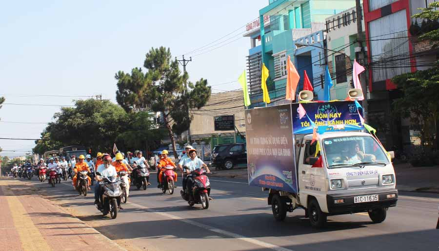 Đoàn diễu hành đi qua các tuyến phố chính để tuyên truyền người dân hưởng ứng Giờ Trái đất. Ảnh: Ngọc Thu 1Đoàn diễu hành đi qua các tuyến phố chính để tuyên truyền người dân hưởng ứng Giờ Trái đất