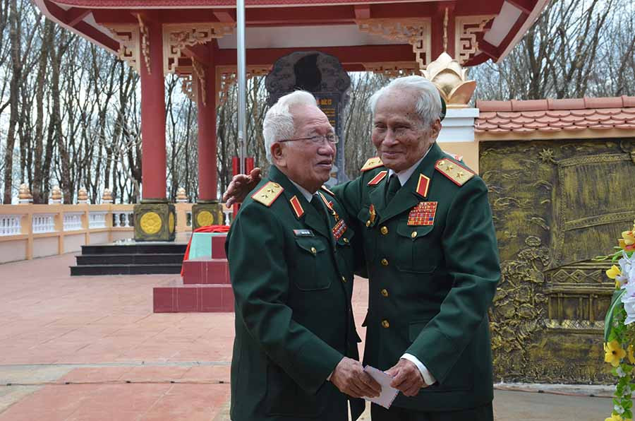 Trung tướng Nguyễn Quốc Thước (bìa phải) và Trung tướng Khuất Duy Tiến gặp lại nhau tại Gia Lai. Ảnh: H.H  Trung tướng Nguyễn Quốc Thước (bìa phải) và Trung tướng Khuất Duy Tiến gặp lại nhau tại Gia Lai. Ảnh: H.H