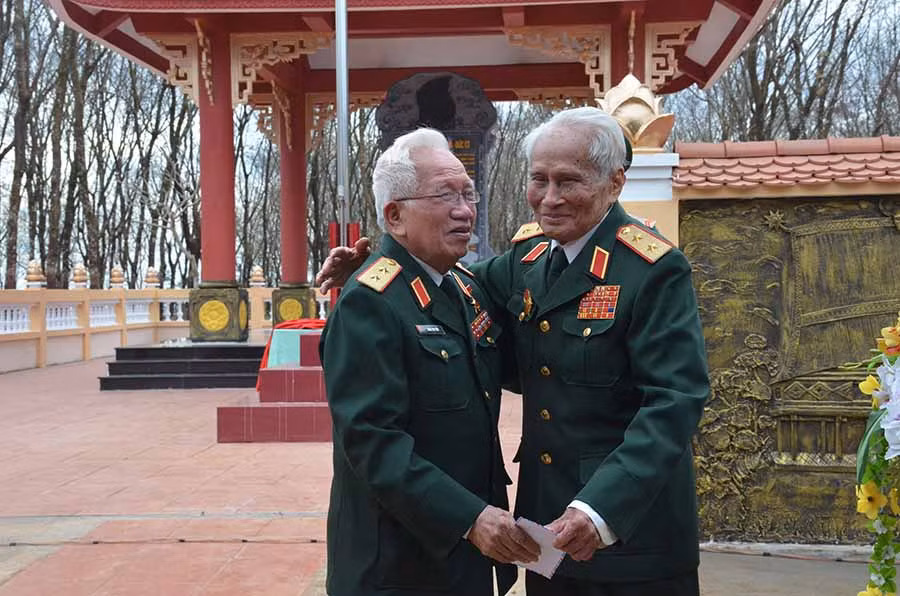  Trung tướng Nguyễn Quốc Thước (bìa phải) và Trung tướng Khuất Duy Tiến gặp lại nhau tại Gia Lai. Ảnh: H.H