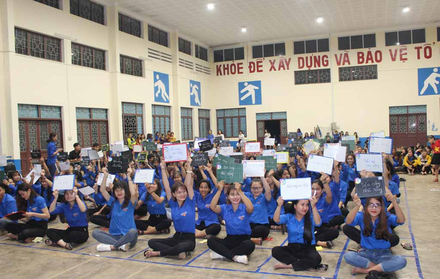 100 sinh viên tham gia chương trình Rung chuông vàng. Ảnh: Phan Lài