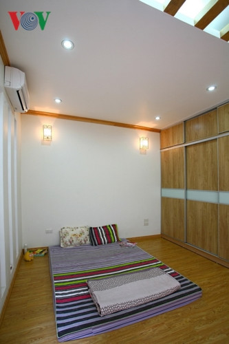 Không lệ thuộc vào đồ đạc những thiết bị giải trí trong phòng ngủ, với phong cách đơn giản nên phòng ngủ được bố trí vừa đủ cho tủ quần áo và một chỗ để nằm. Không lệ thuộc vào đồ đạc những thiết bị giải trí trong phòng ngủ, với phong cách đơn giản nên phòng ngủ được bố trí vừa đủ cho tủ quần áo và một chỗ để nằm.